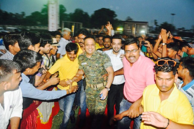 Real Hero: एसपी शिवदीप लांडे को सिर्फ देखने के लिए लोग दौड़ पड़े…