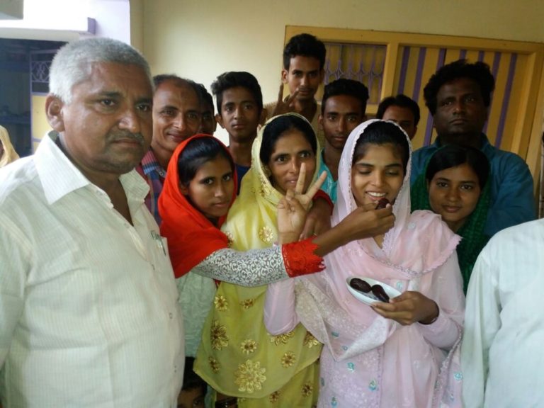 दर्जी का काम कर बेटी को पढाया, बेटी बनी बिहार टॉपर…