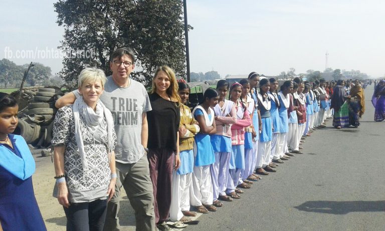 बिहार में बने दुनिया के सबसे बड़े मानव श्रंखला में विदेशी लोग भी सामिल हुए