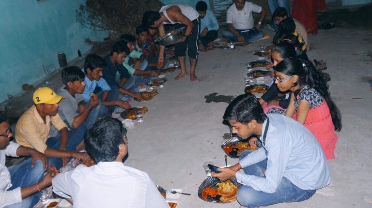 बिहार का भोज जिसमें पानी परोसने के लिए बच्चों में तो जूठे पत्तल उठाने के लिए बड़ों में होड़ मचती है।