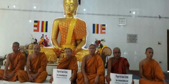 बोधगया: बाढ़ पीड़ितों की कुशलता के लिए बौद्ध भिक्षुओं ने की विशेष पूजा