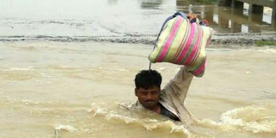 बाढ़ के प्रकोप से त्राहि-त्राहि हुआ बिहार, मुख्यमंत्री ने कहा जिंदगी में पहले कभी ऐसी बाढ़ नहीं देखा