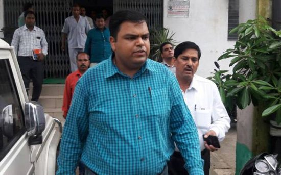 बिहार के बक्सर जिले के डीएम ने दिल्ली की आत्महत्या!