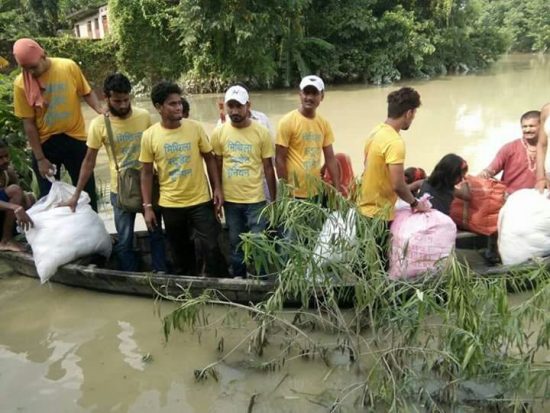एक तरफ सरकार राजनीति में व्यस्त है तो दूसरी तरफ छात्र संस्थाएँ राहत में जुटें हैं