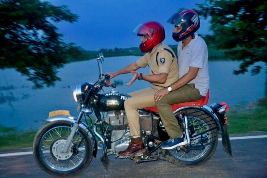 एसपी और डीएम एकसाथ मोटरसाइकिल से ही बाढ़ प्रभावित लोगों के मदद के लिए निकल पड़ते हैं