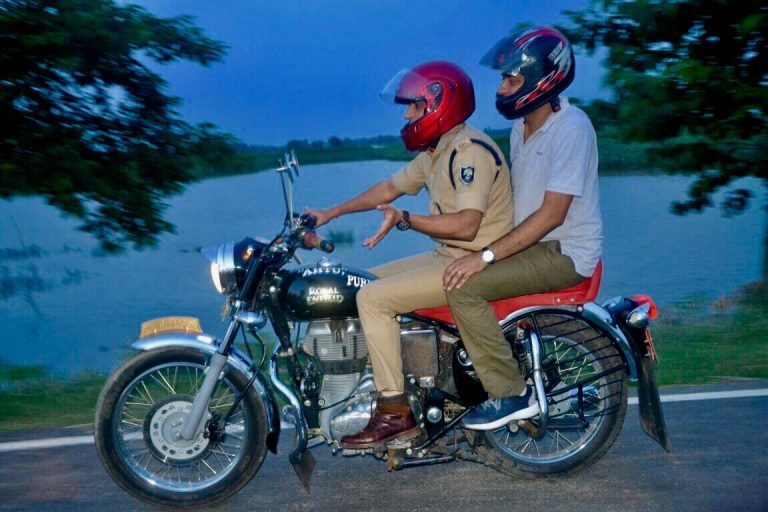 एसपी और डीएम एकसाथ मोटरसाइकिल से ही बाढ़ प्रभावित लोगों के मदद के लिए निकल पड़ते हैं