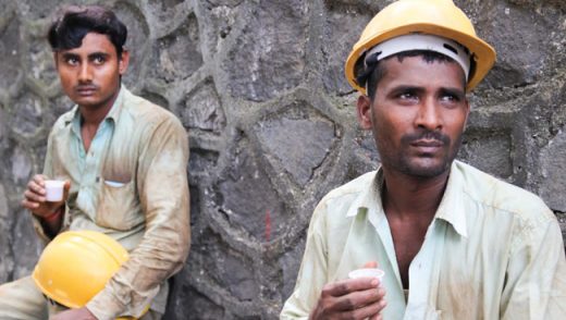 तो छठ में घर जाइएगा? – “एमकि त नहींए मैडम जी। अगा साल फगुआ में जाएब..”