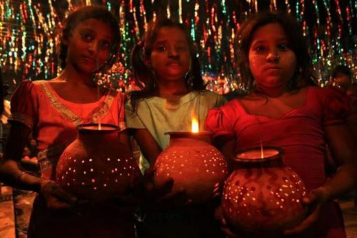 झिझिया खेले आईनी, भौजी संग सहेलियां …