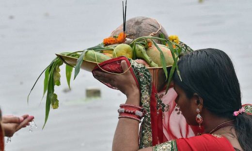 मिट्टी का चूल्हा, धुप में सूखता हुआ गेंहू, छठ का गीत और बगल में कोलहाल करता हुआ हमारा बचपन