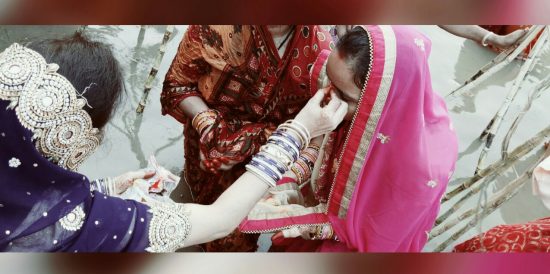 छठ महापर्व: छठ पर अपने पतियों का इंतजार करती हैं सैनिकों की पत्नियां