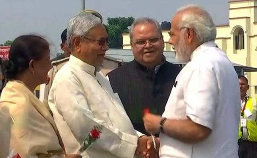 बिहार पहुचे प्रधानमंत्री मोदी, मुख्यमंत्री ने गुलाब का फूल देकर किया स्वागत