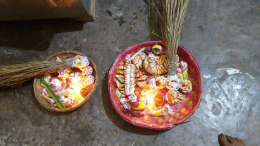 सामा-चकेबा: जानिए क्यों महिलाएं वृंदावन के तिनकों में आग लगाकर चुगला के मूंछों को जला देती हैं