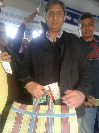 हाथ में गांव वाला झोला लेकर पटना एयरपोर्ट मिल गये रविश कुमार, फोटा हो गया वायरल