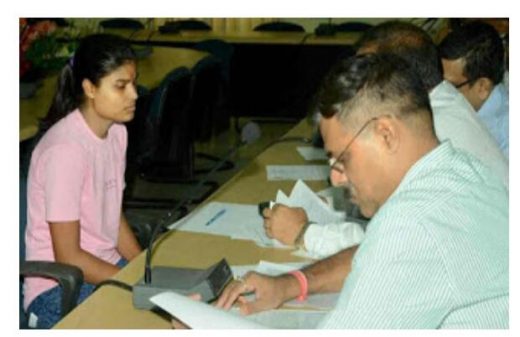 सरकार यही चाहती है कि आपके बच्चे स्लिपर बोगी में फ़ाइन देकर दिल्ली निकल जाए नौकरी करने