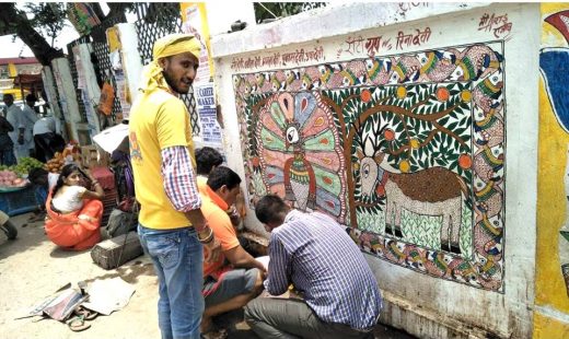 सराहनीय: अपने धरोहर मिथिला पेंटिंग पे लगे पान-गुटका के दाग को साफ़ कर रहें हैं ये युवा