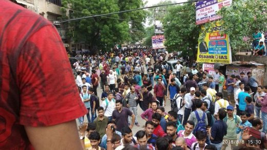 दिल्ली के मुखर्जी नगर में बाहरी छात्रों पर हो रहा है हमला, पुलिस ने मदद के बजाए छात्रों को ही पिटा