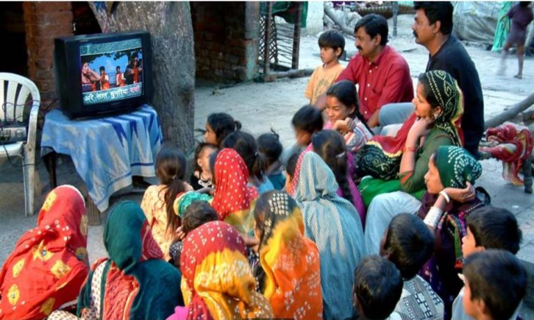 फिलिम का नशा: चंदा के पइसा में से सौ रूपया इसीलिए बचाया जाता कि रात को टीभी चलेगा