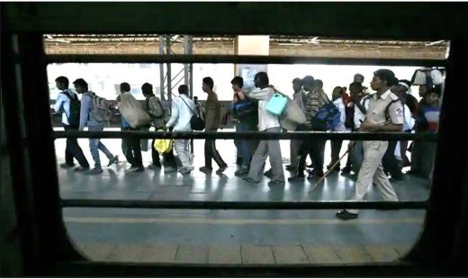 गुजरात में बिहार के लोगों पर हो रहा है हमला, डर से भाग रहे हैं लोग