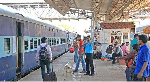 चाहे टिकट वेटिंग हो चाहे कन्फर्म, दिवाली में घरे जाना ज़रूरी होता है..