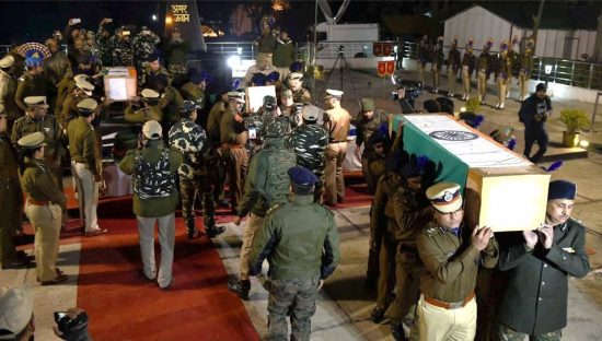 प्लीज़, शहादत पर गर्व करना बिल्कुल बन्द करिए, सवाल करिए