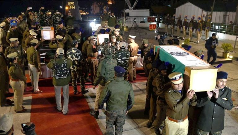 प्लीज़, शहादत पर गर्व करना बिल्कुल बन्द करिए, सवाल करिए