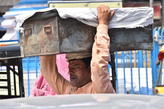 मजदूर दिवस: सो जाते हैं फुटपाथ पे अखबार बिछाकर, मजदूर कभी नींद की गोली नहीं खाते
