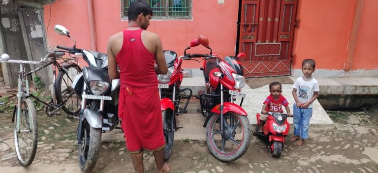 बिसकरमा पूजा के दिन साइकिल के इसपोक से लेकर घंटी तक को सरेस पेपर से चमका देते थे..