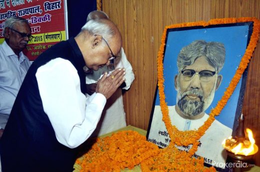 बिहार के एक ऐसे CM जो जमीन पर कंबल बिछाकर अफसरों के साथ निपटाते थे फाइल