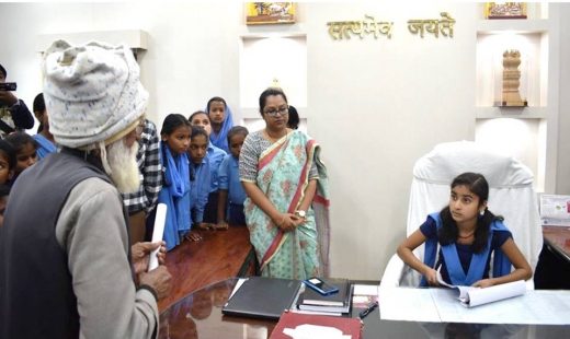 अनोखी पहल: बिहार के सीतामढ़ी जिले की डीएम और एसपी बनी सरकारी स्कूल की बच्चियां