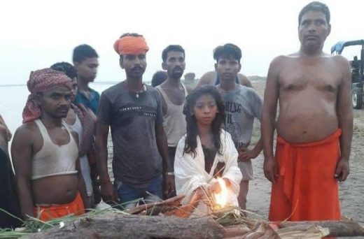 बेटियों ने अपने गुल्लक के पैसों से मां के लिए कफ़न खरीदा, दिया मुखाग्नि