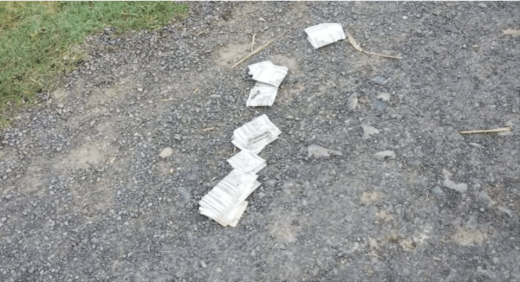 बिहार में सड़क पर गिरे 20 हज़ार रूपये की यह फोटो क्यों वायरल हो रहा है?