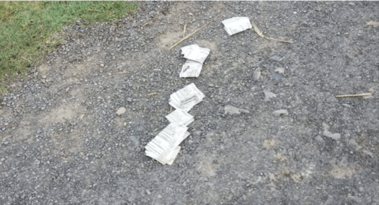 बिहार में सड़क पर गिरे 20 हज़ार रूपये की यह फोटो क्यों वायरल हो रहा है?