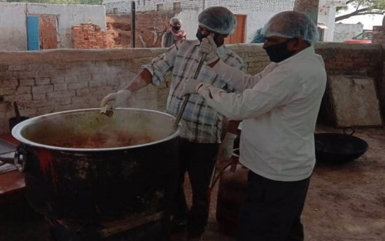 देश के बड़े शहरों में प्रवासी मजदूरों की मदद कर रही है रेनड्रॉप्स फाउंडेशन