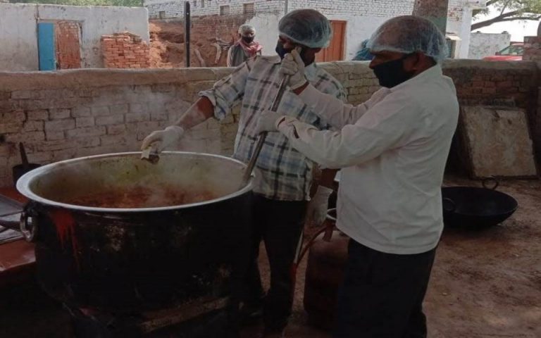 देश के बड़े शहरों में प्रवासी मजदूरों की मदद कर रही है रेनड्रॉप्स फाउंडेशन