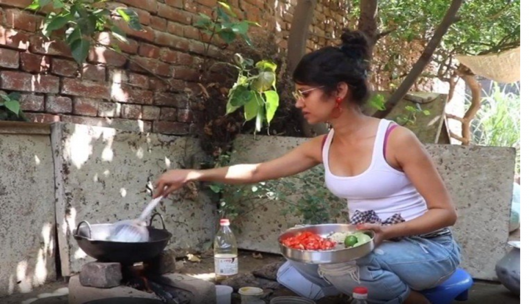 लॉकडाउन में बिहार के एक गाँव में फस गयी यह अभिनेत्री, मिट्टी के चूल्हा पर बना रही खाना