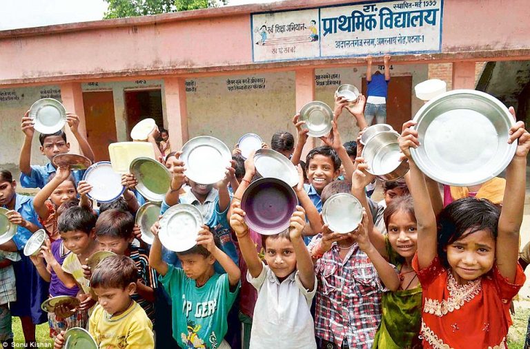 बिहार में कोरोना की मार: नहीं मिल रहा मिड-डे-मील, मासूम कबाड़ बेचने को मजबूर