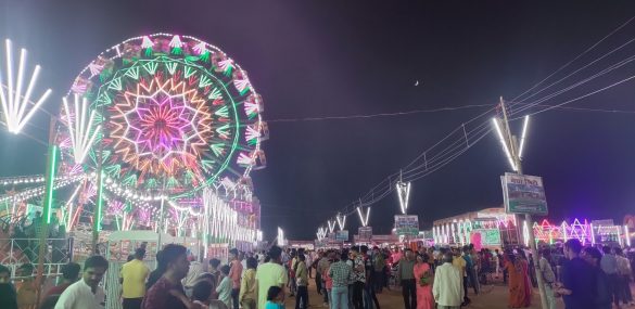 Durga Puja: मेला हज़ारों परिवारों के आर्थिक जद्दोजहद की दास्तां करती है बयां